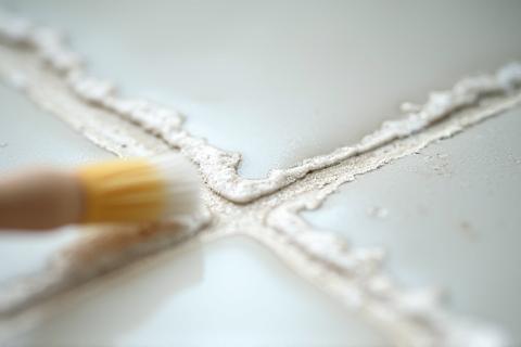 Banyo fayans derzlerinin detaylı temizliği